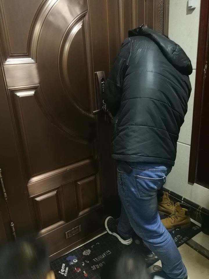 智能锁锁不住外面可以直接打开,被智能密码锁锁在家里怎么办