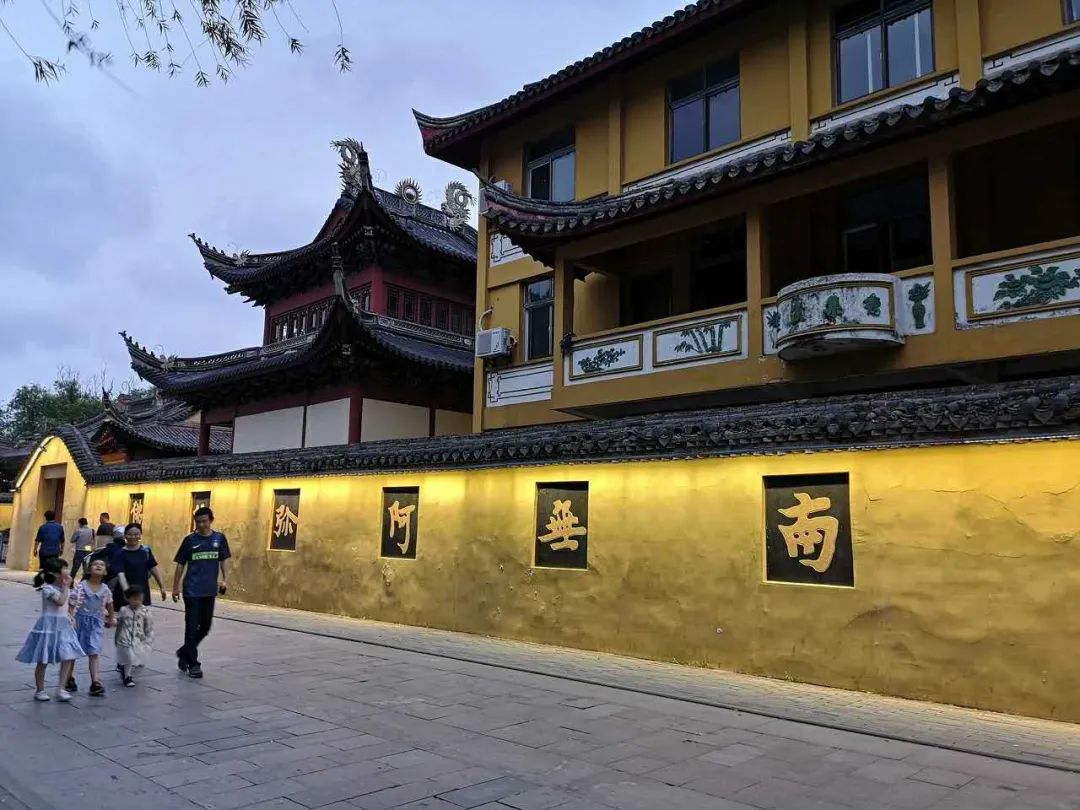 鸣鹤千年古镇图片,鸣鹤古镇的白墙黛瓦