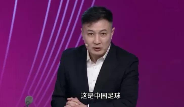 女足夺冠瞬间男子举狗庆祝,女足最惨的一次比赛