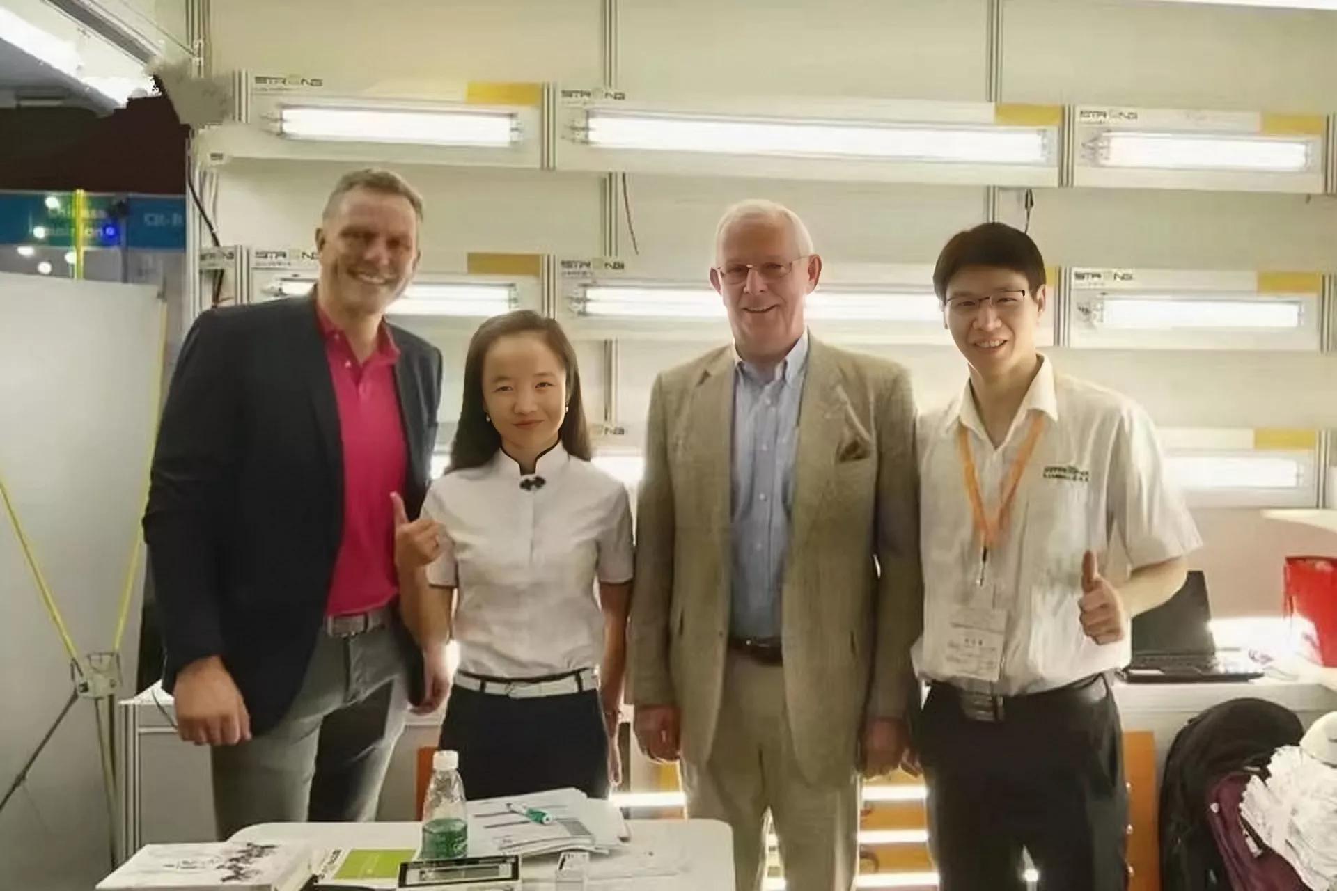 嫁给英国人的内蒙姑娘,内蒙女孩嫁70岁英国人抖音账号