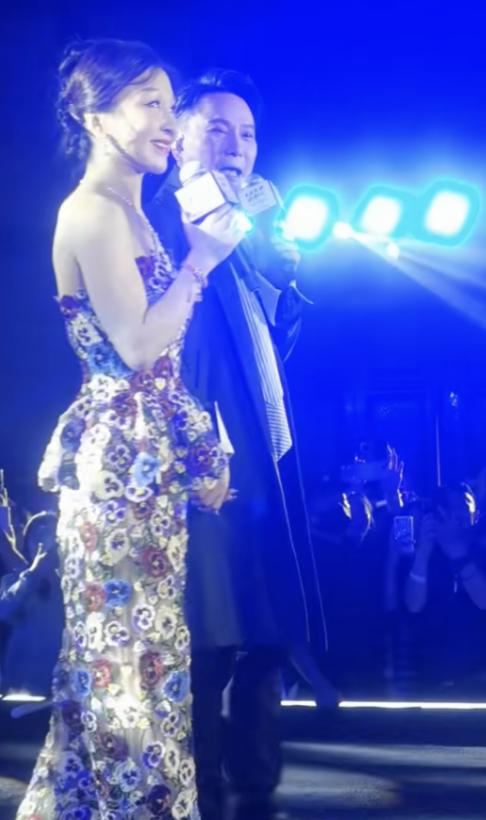 张信哲录节目面部浮肿老态明显,54岁的张信哲参加庆典的视频