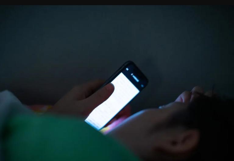 13年租户外出,让合租的小伙把空调开17度,小伙半夜摸到一只冰手