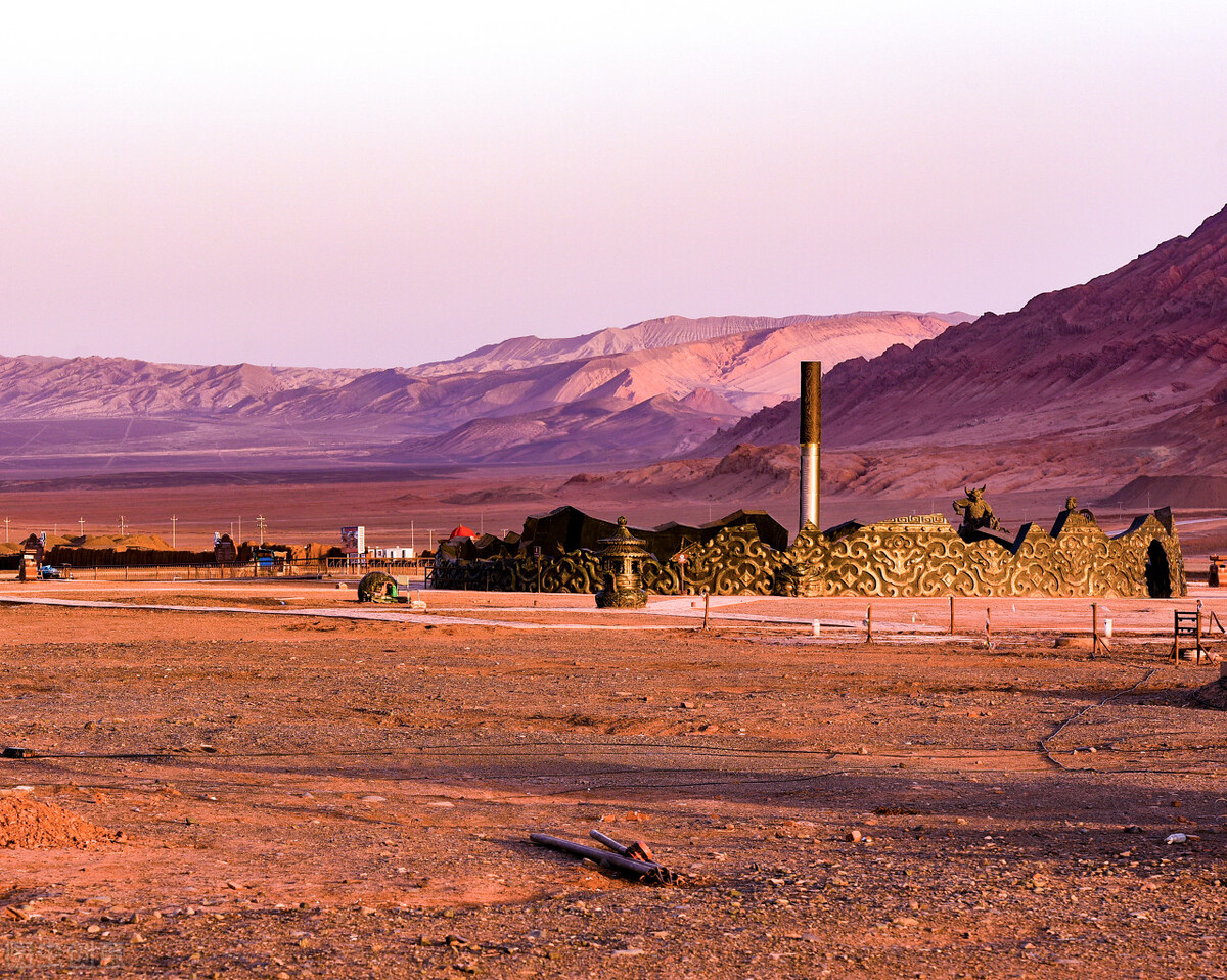 地表温度高达70度的火焰山,吐鲁番地表温度70度