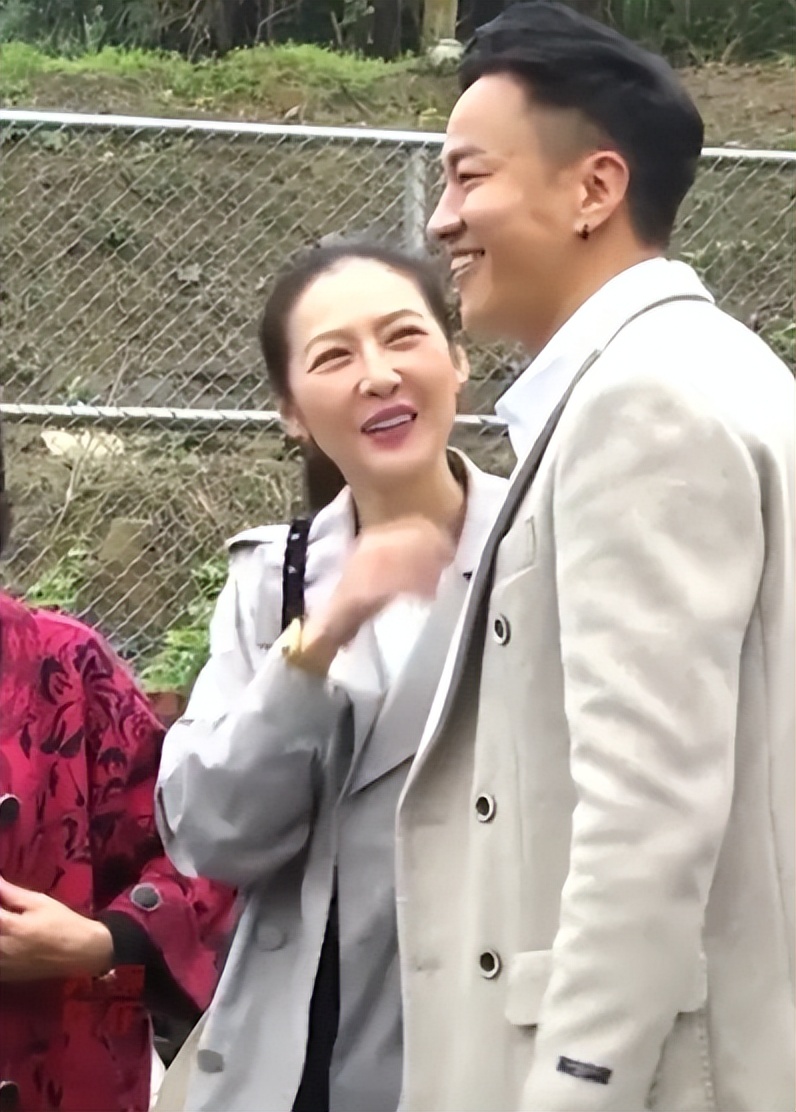 何润东风云红衣女子,何润东全家福曝光