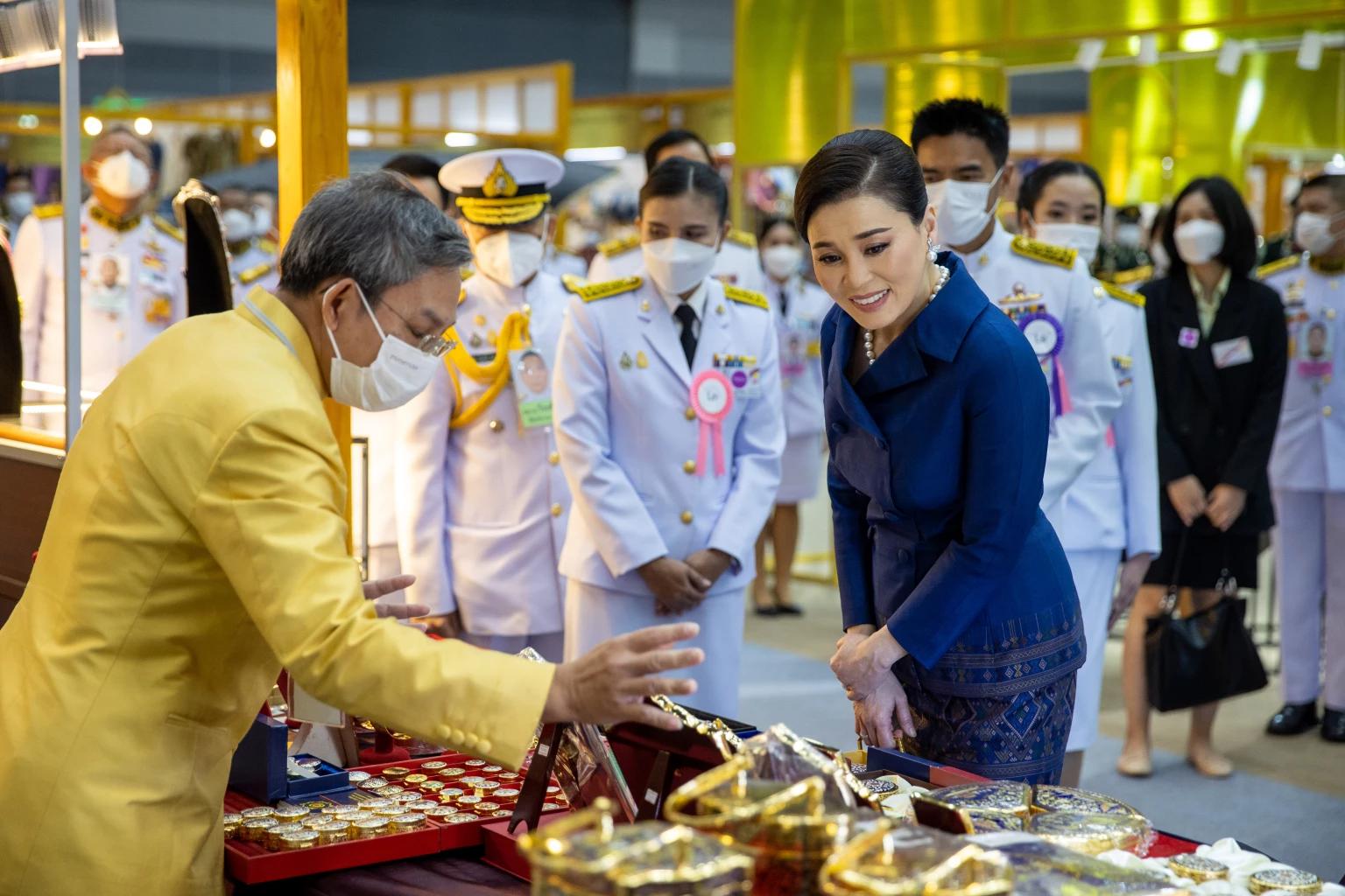 苏提达穿搭越来越新潮,苏提达穿礼服裙佩戴珠宝