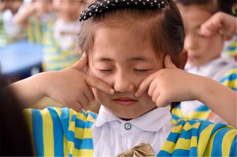 小学生家长：3000元的学习桌，1800元的台灯，拯救不了孩子近视眼