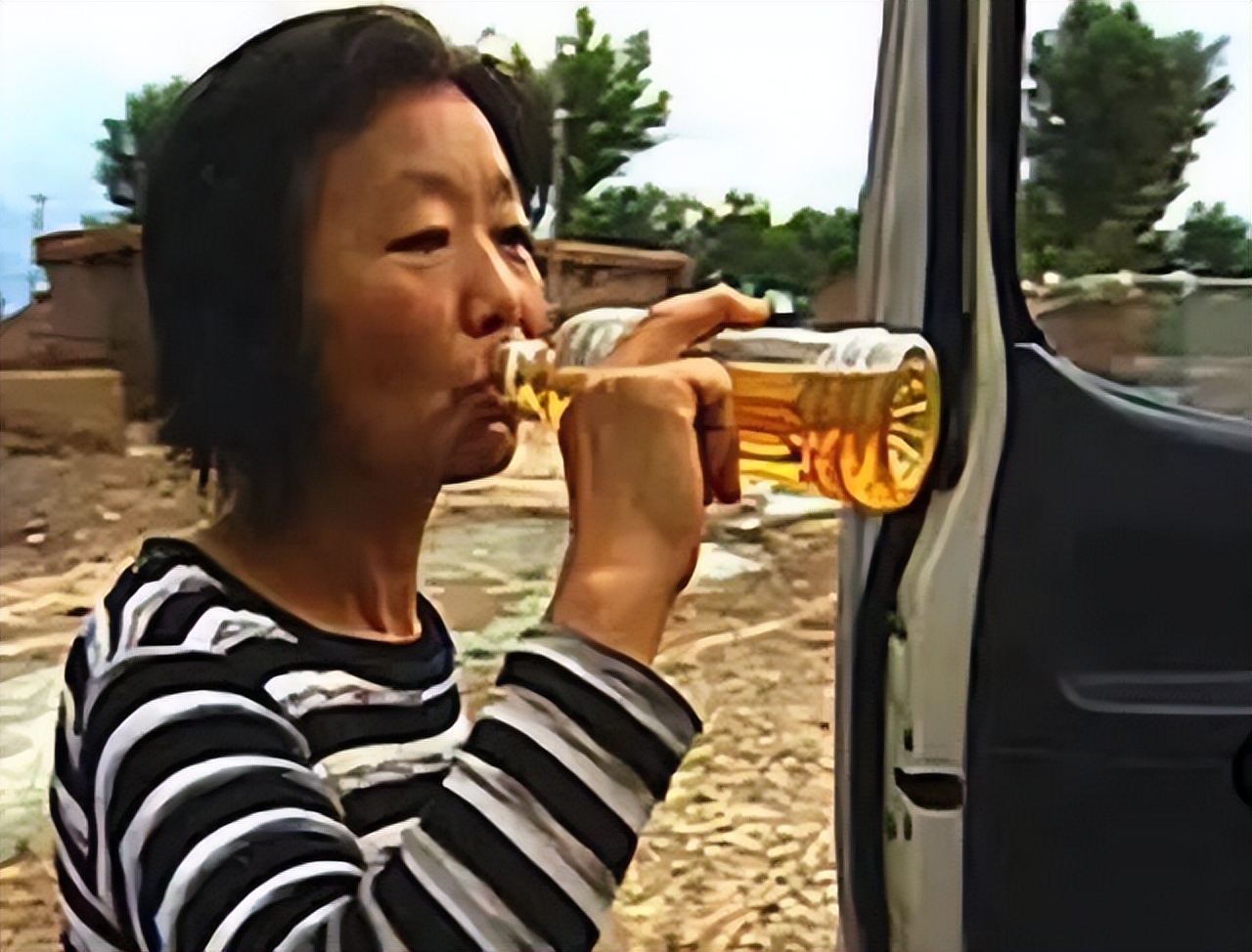 东北大娘吃农药喝汽油，6年身体无异常，医生：她吃的农药过期了