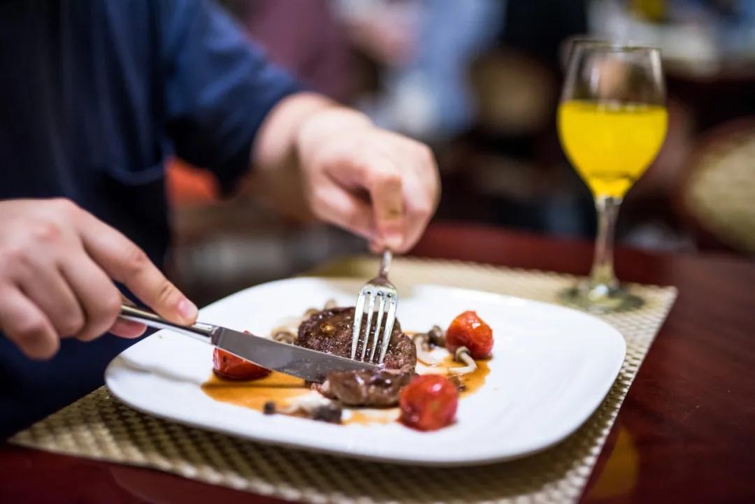 比较大的惠灵顿牛排怎么做,外国大厨教你在家做惠灵顿牛排