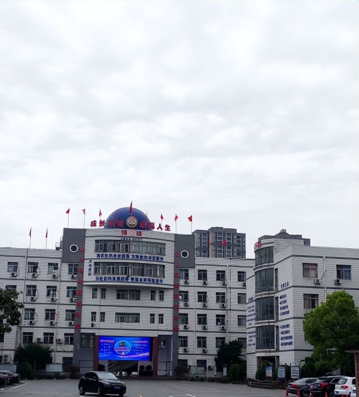 这所学校:一部教材续写17年一名校长续任17年一份初心续守17年