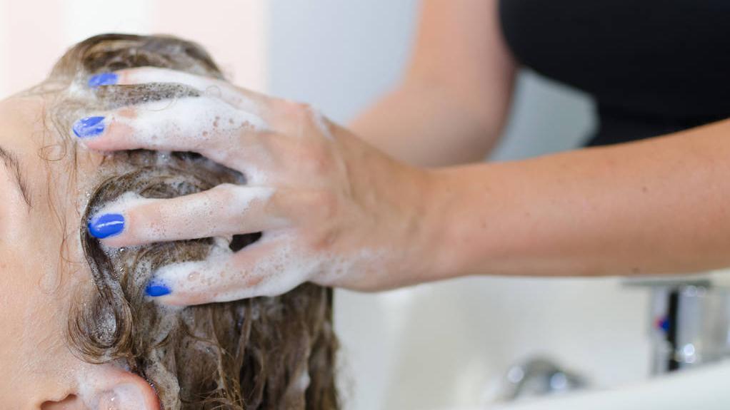 头皮上长痘痘是什么原因怎么处理,头皮突然长脓包痘怎么治