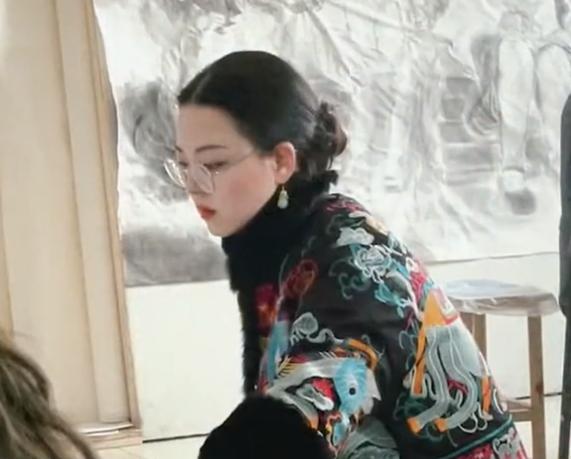 安徽一女生晒大学美术老师，眉目如画堪称仙女！网友：太美了吧