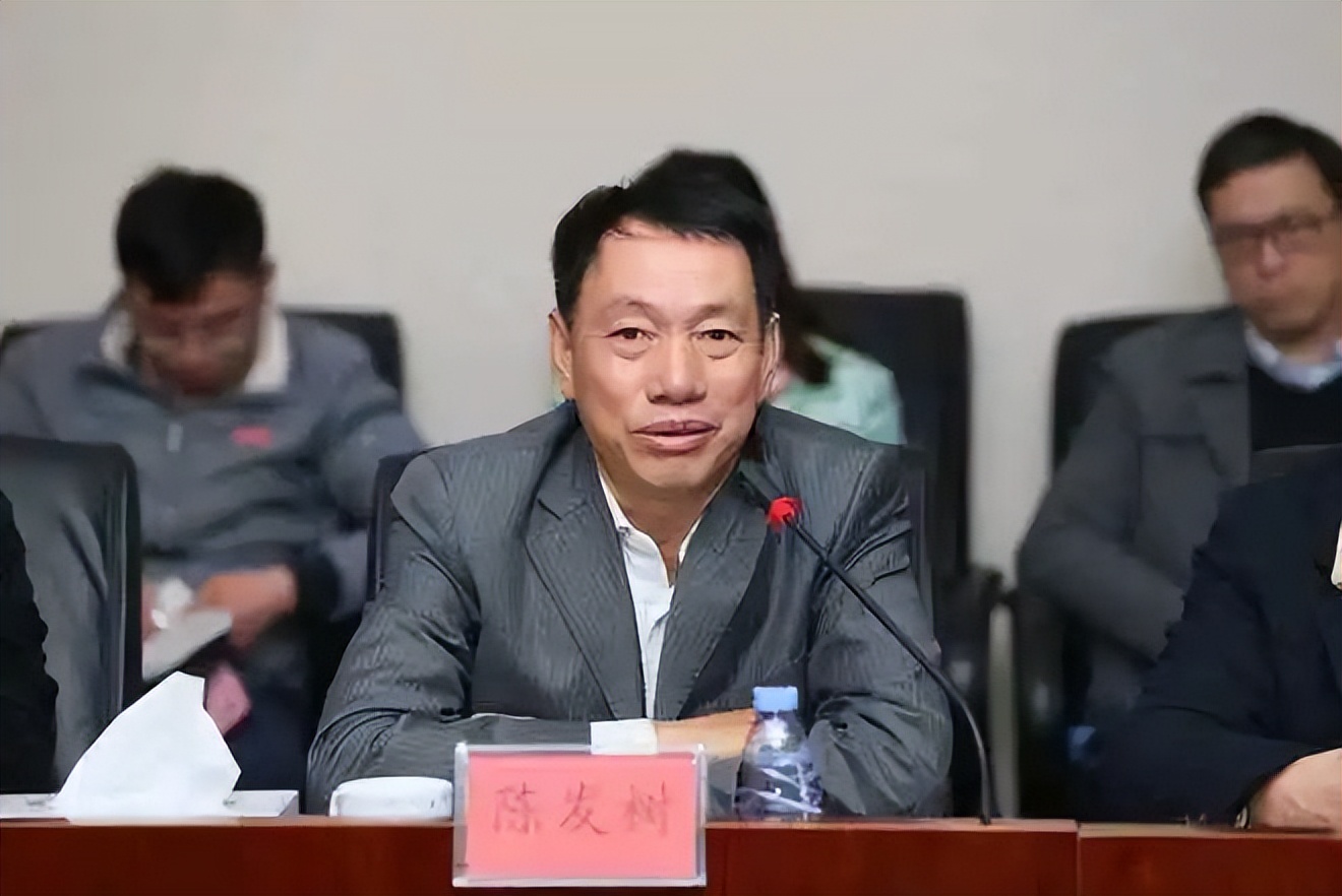 他小学没毕业，花10亿把“打工皇帝”招至麾下，600亿身价还*税逃**