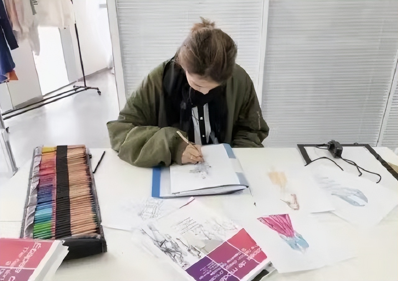 辽宁巨婴刘思琦：16岁吃饭靠人喂，每天花销过万，如今过得怎样了