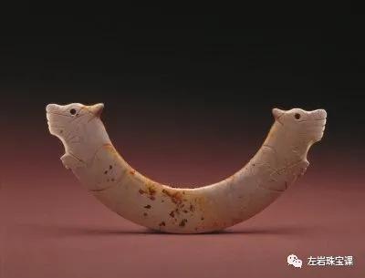 虎生肖戴什么首饰好运图片,生肖虎黄金的寓意和象征