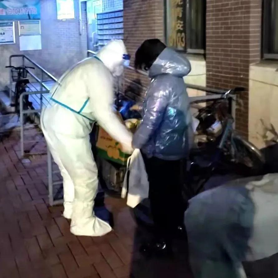 抗疫一线的大白感人事迹,抗疫中志愿者的暖心故事