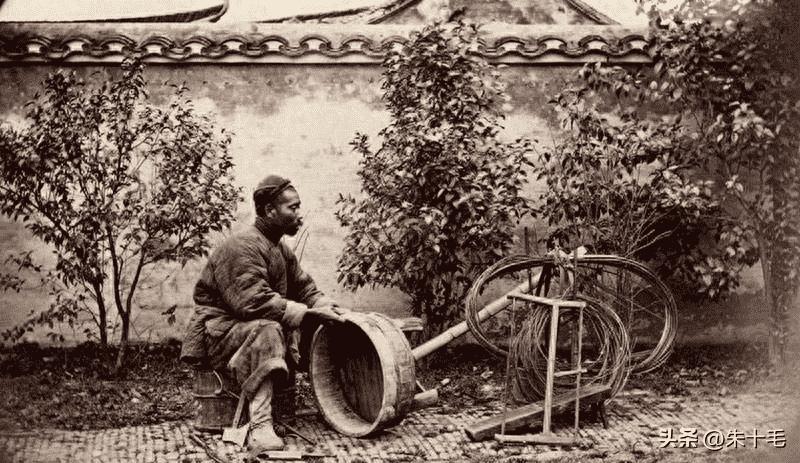 高清老照片：旗人格格大腿岔开豪放洗衣，地主三妻四妾不输女明星