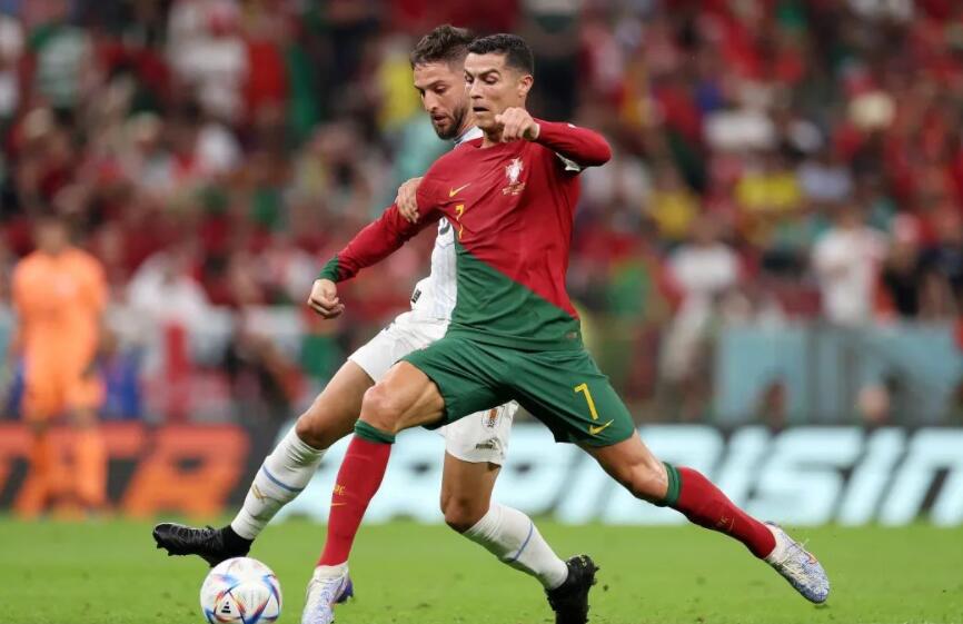 c罗领小球童进场照片,c罗对小球童有多好