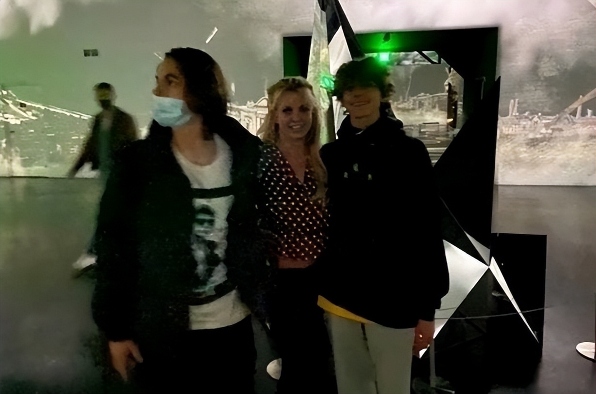 布兰妮17岁小儿子罕见现身,布兰妮17岁大儿子罕见现身