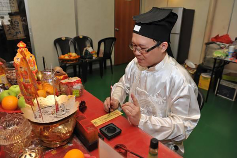 2006年广西女子给丈夫上坟时，听到丈夫叫声，开棺后丈夫死而复生