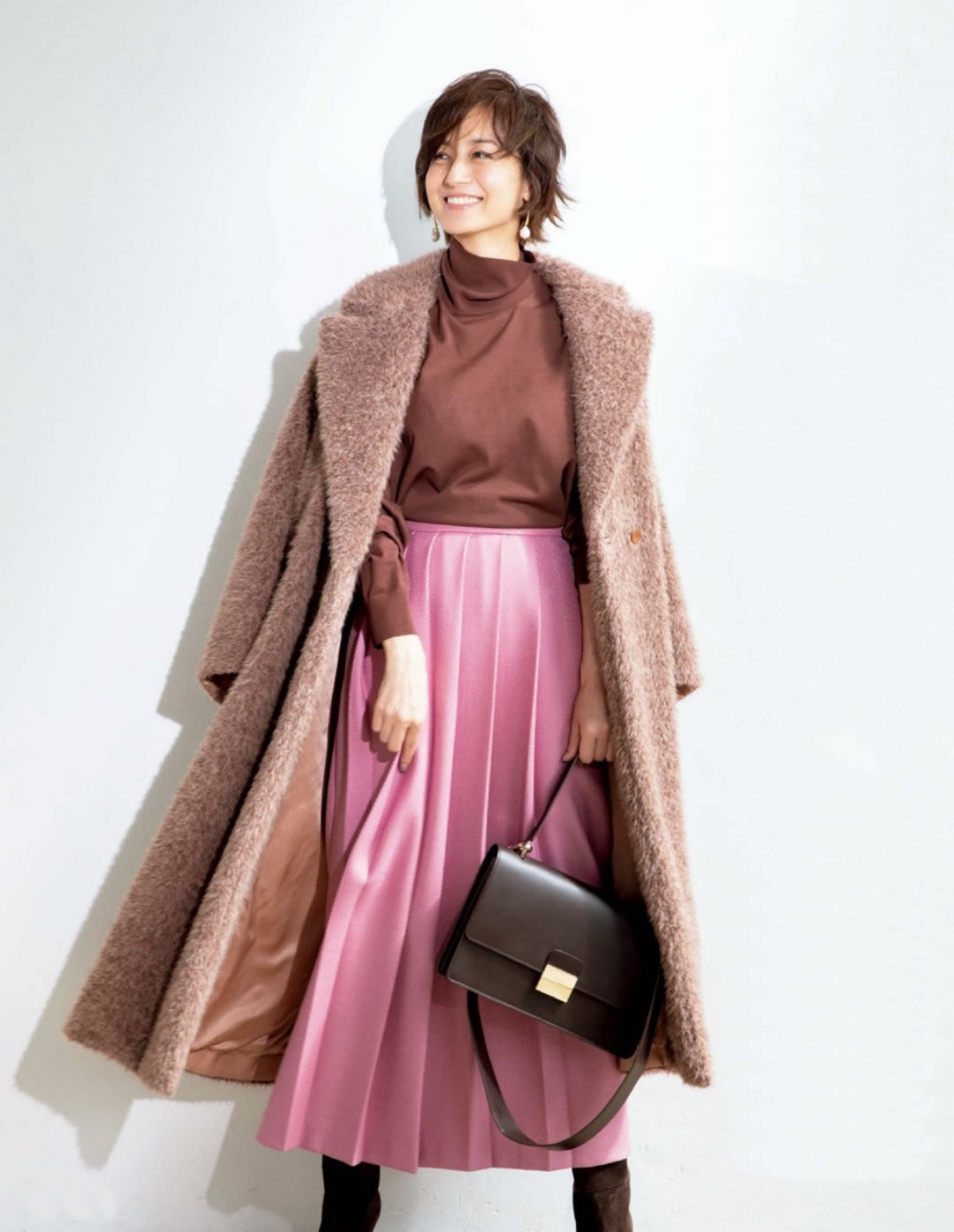 棕驼色大衣高级感穿搭,米驼棕大衣配什么颜色的内搭衬衫