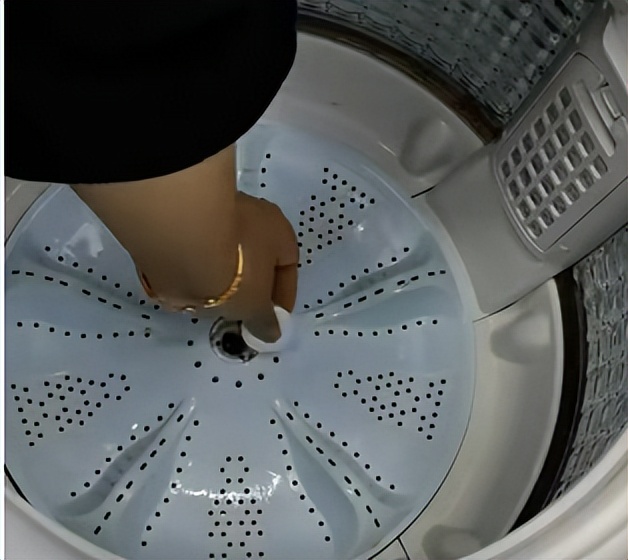 清理洗衣机异味最好方法,洗衣机又脏又臭该怎么清理呢