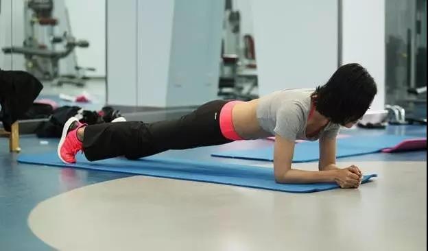 平板支撑一招搞定,各种明星平板支撑视频