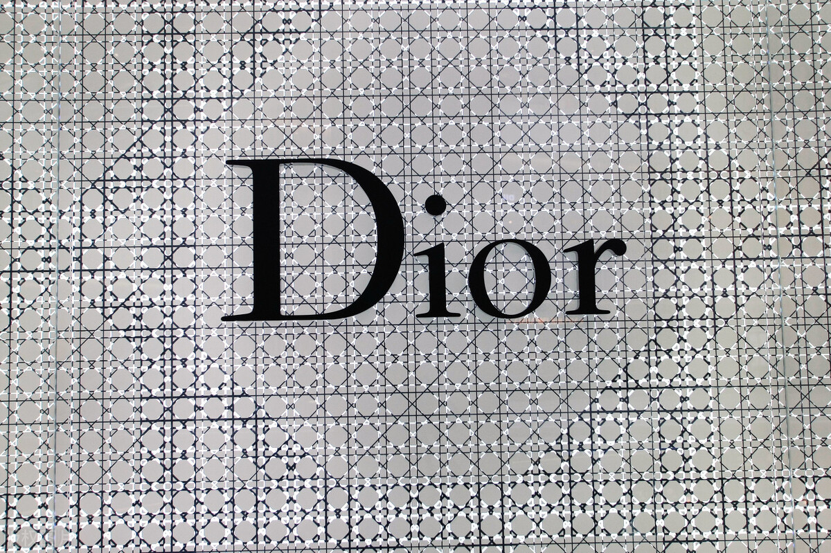 老板个人购买奢侈品入账,公司老板买奢侈品公司怎么入账