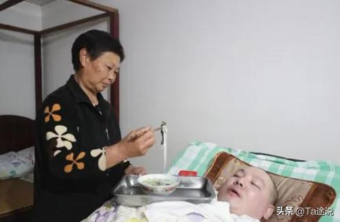 06年浙江男孩失去呼吸，父母捏球5000万次，用呼吸机为儿续命5年