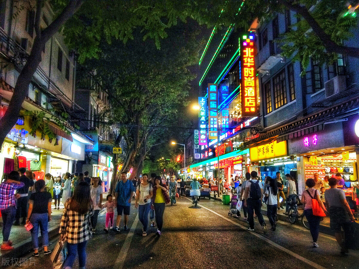 商店吸引顾客的花招,商场位置偏僻衣服怎么吸引顾客
