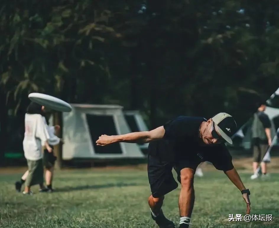 露营、飞盘、橄榄球……城市里的年轻人太会玩了
