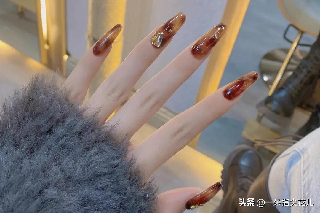 琥珀晕染美甲款式教程,琥珀焦糖色棋盘格晕染美甲