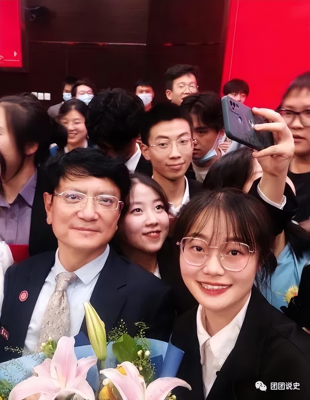 大学校长郑强到食堂吃饭，一个女生：“强哥，我有件事拜托你！”