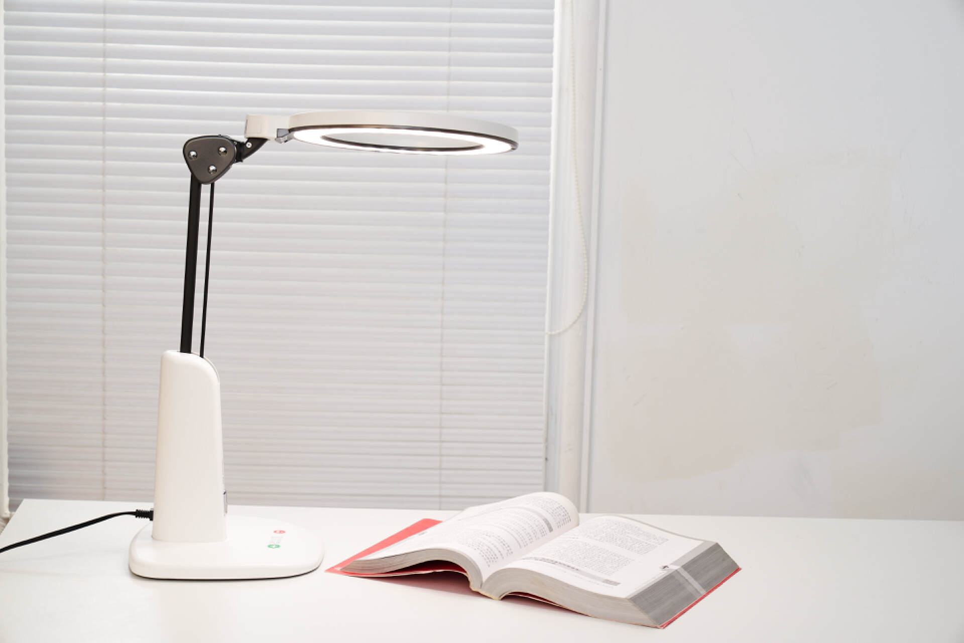 爱德华护眼灯真的有用吗,爱德华红光护眼灯对眼睛有伤害吗