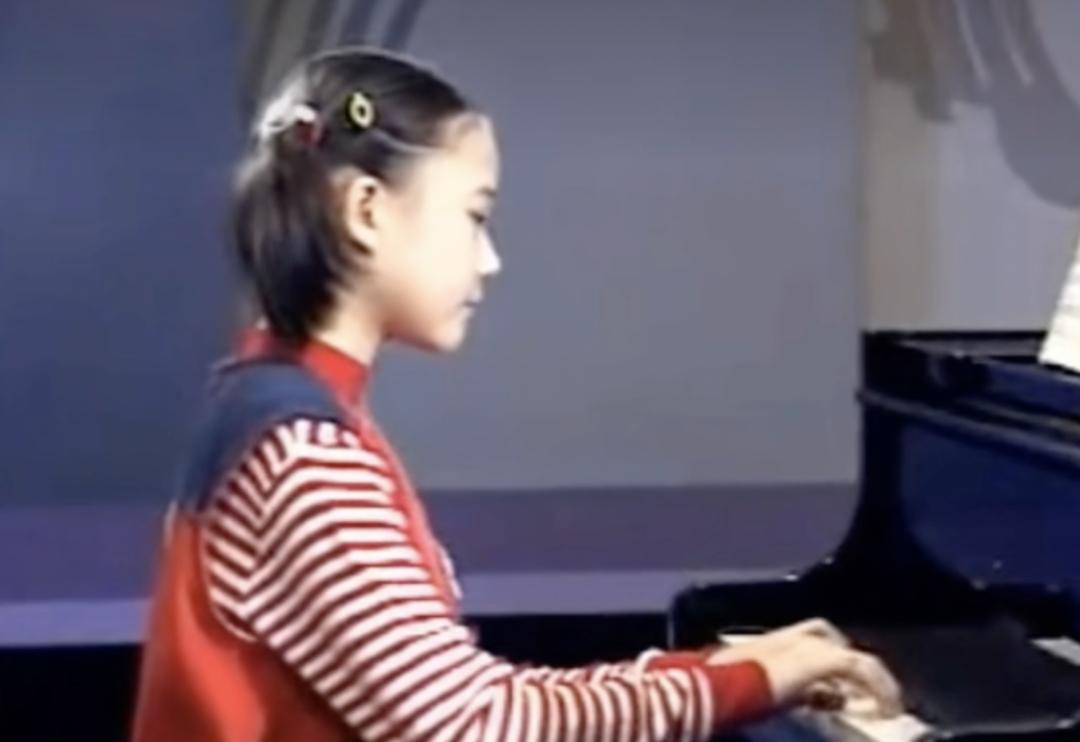 她穿紧身超短裙被骂18禁，手指狂飙4小时后，却让指挥家当场跪拜