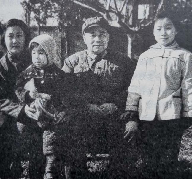 1973年，尤太忠给老政委*小平邓**送烟，*小平邓**拿到烟说了什么？