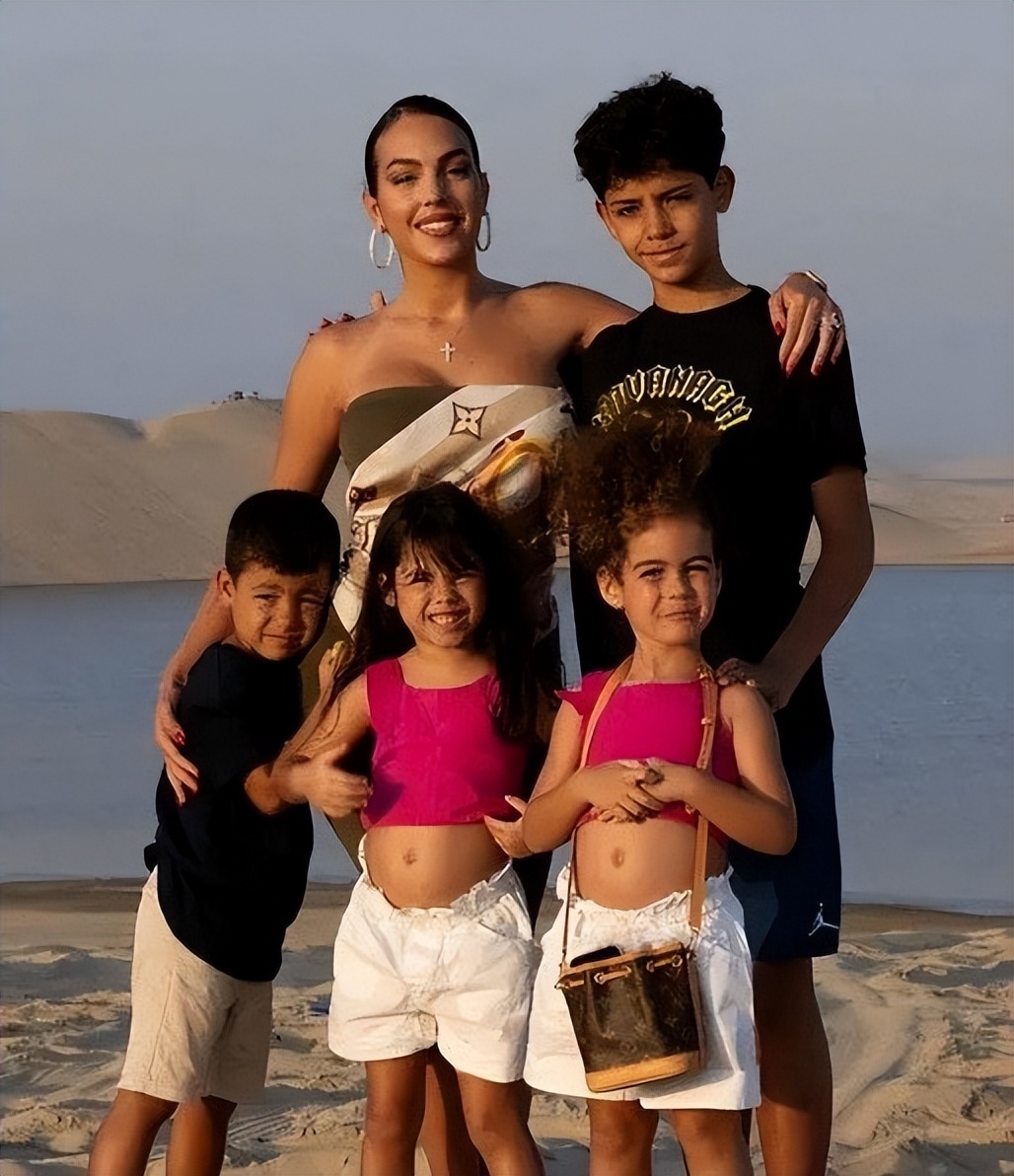 生3个孩子也没用，乔治娜花钱如流水高调炫富，和C罗出现感情危机