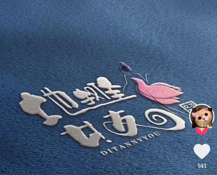 深圳街头惊现“地摊女友”，1元抱抱10元亲亲，网友：脑洞太大