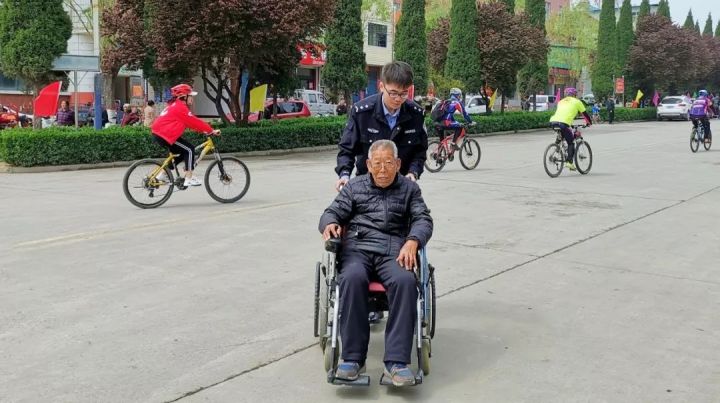 如何挑选老人用电动轮椅,如何挑选老年人电动轮椅