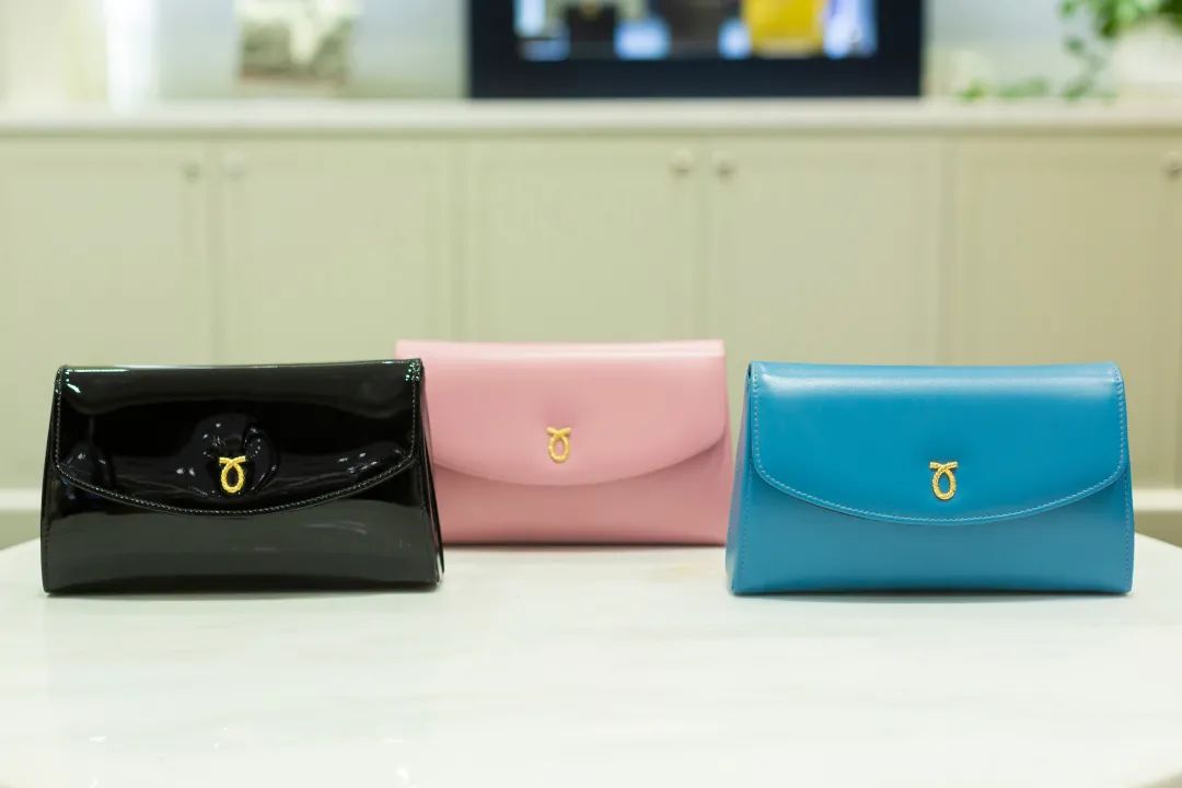 英国女王背爱马仕,英国女王背的香奈儿包包