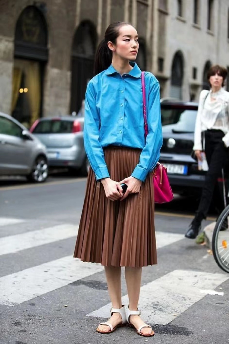 蓝色衬衫怎样搭配出时尚的感觉,藏蓝色衬衫穿搭什么风格