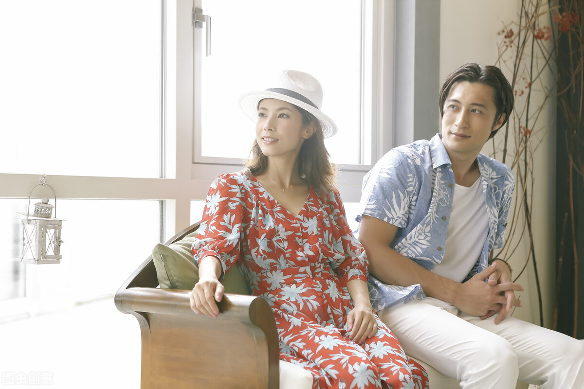 故事：掉落在卧室墙角的钢笔帽，扯开了她父亲住院背后的真相