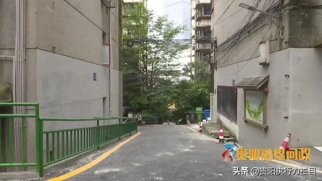 一下大雨就往外冒污水,下雨小区化粪池很臭