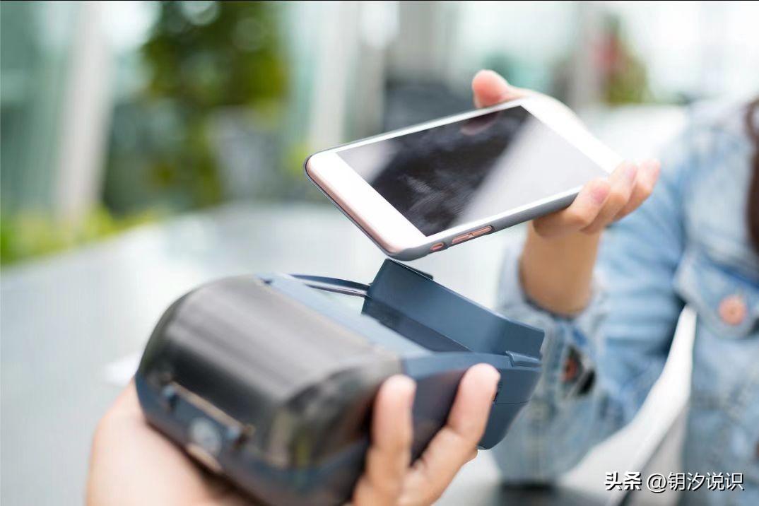 越来越多的年轻人,重新开始使用现金,背后的原因是什么呢?