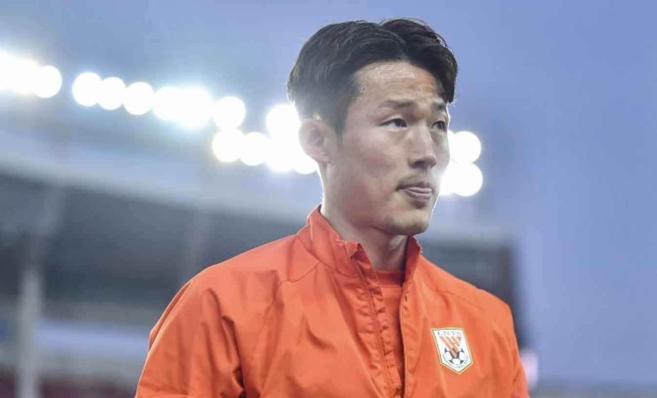 小丑一个！韩国足协两动作挑衅中国足球，当年踩奖杯撒尿羞辱