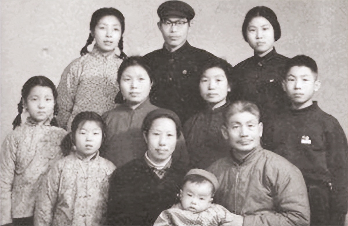 结婚10日萧军就变心，此后50年视妻如空气，妻子晚年竟说：不后悔