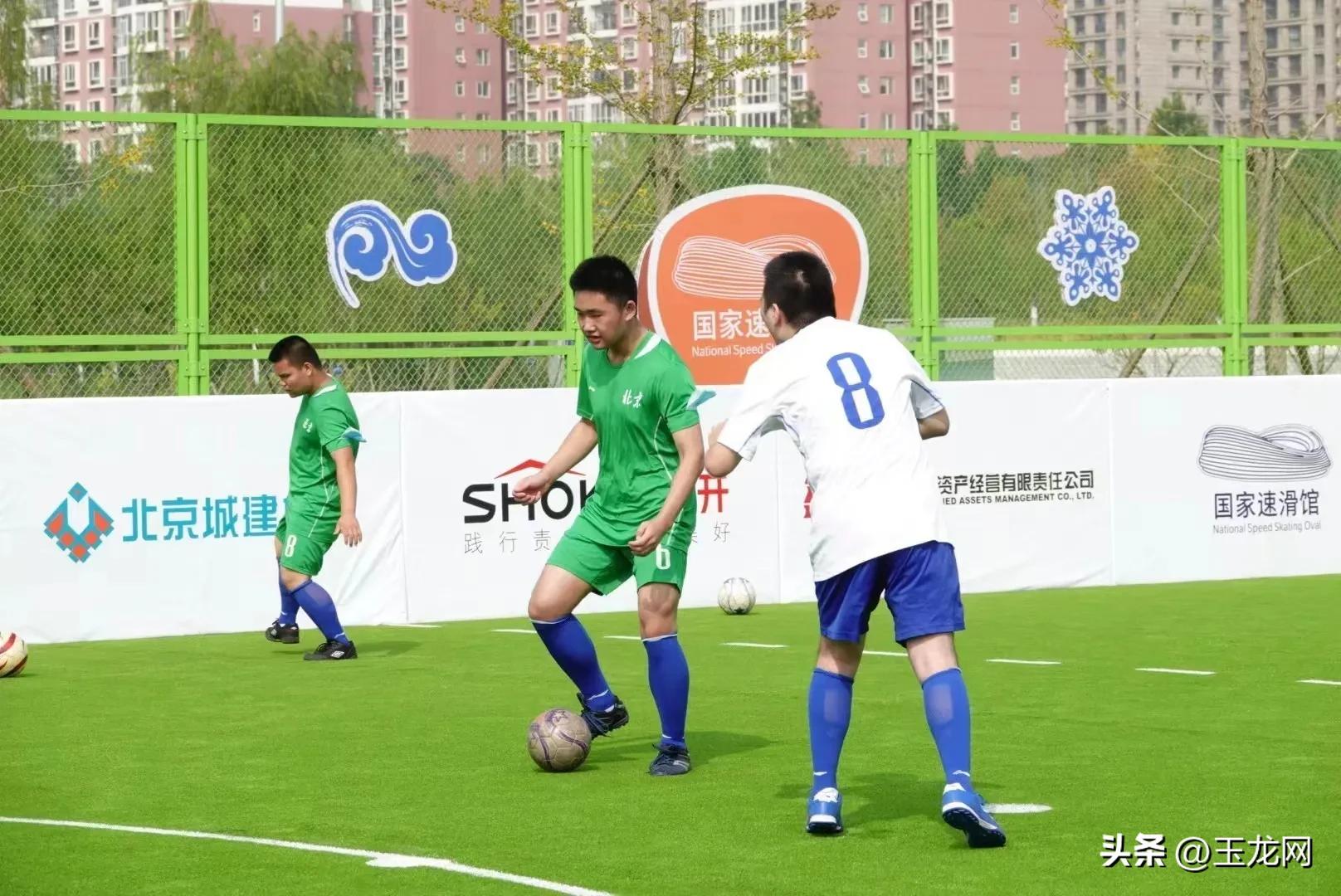 这片绿茵场，让两代奥运人一起向未来