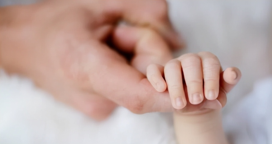 宝宝手脚冰凉怎么回事不发烧,宝宝手脚冰凉身上热需要降温吗