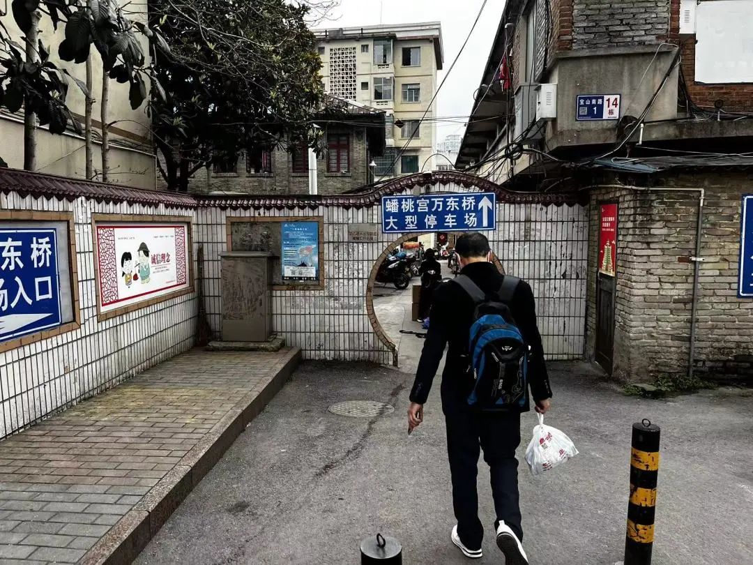 知知观察·身边的新兴职业（一）｜贵阳陪诊师：游走在刚需与质疑中的“临时家人”