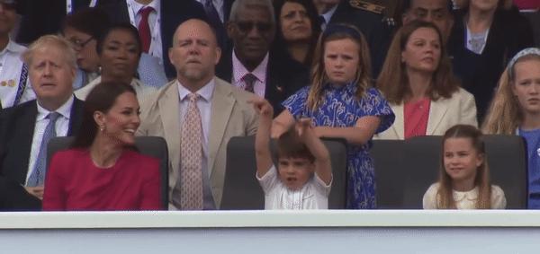 帝王家也头疼：路易乱动，亲姐夏洛特发吼后认怂，三胎请卑微