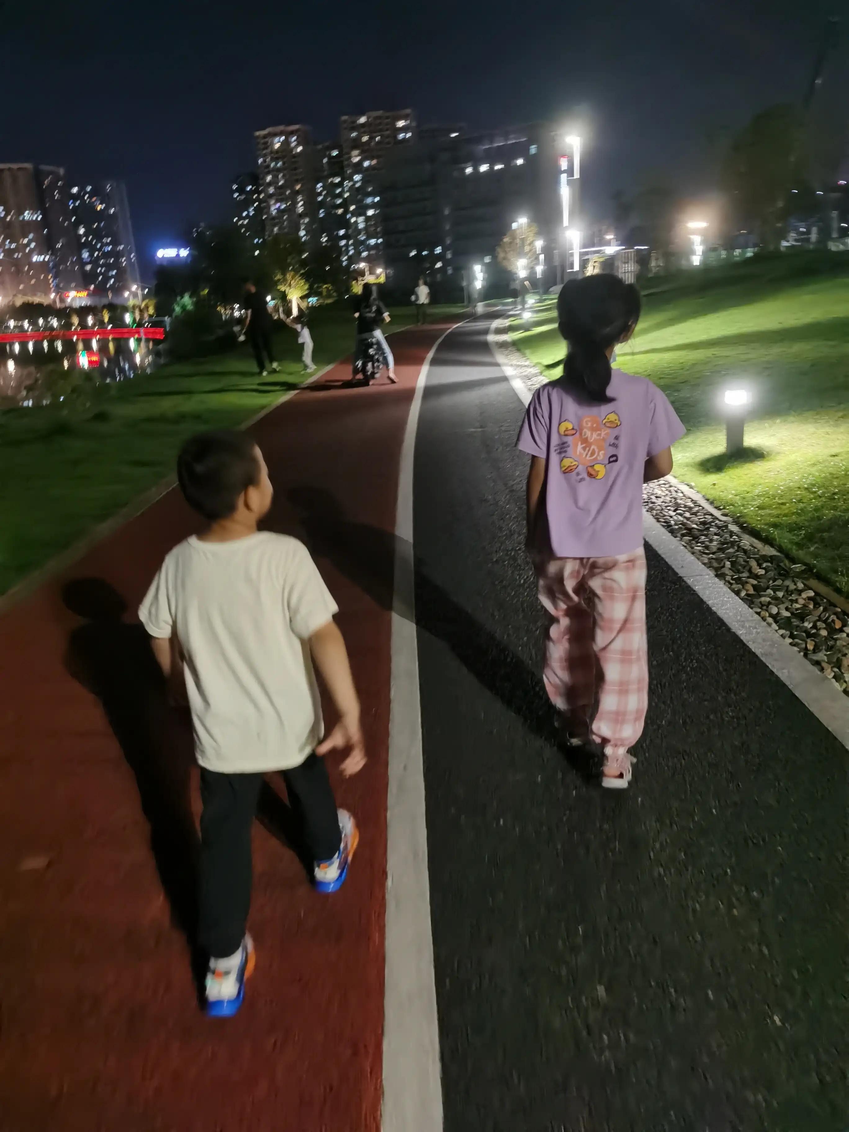 电动车没停好倒了，女儿没有受伤却哭了起来，不是吓到了，而是…